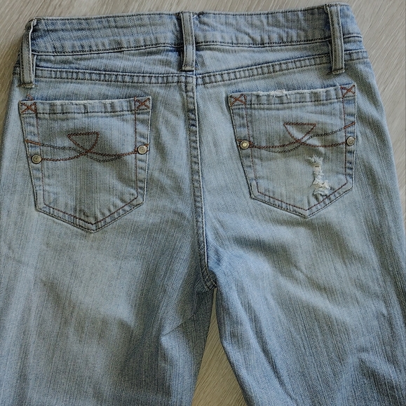 No Boundaries | Cropped Distressed Sandblast |Button Fly | Jeans Size 5 Juniors - Picture 9 of 11